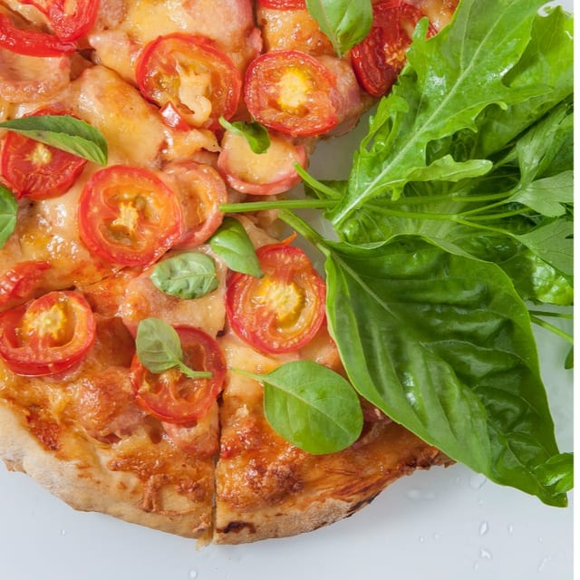 Fresh tomato pizza.